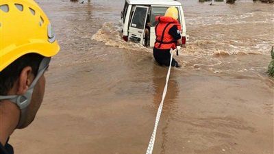 وفاة سوداني وإنقاذ 41 شخصا بسبب طقس المدينة المنورة السيئ