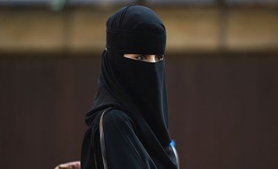 لا يخطر على بال إبليس .. شاب سعودي يفاجئ مذيعة بطلب جعلها تغادر البرنامج منهارة بالدموع..اتفرج