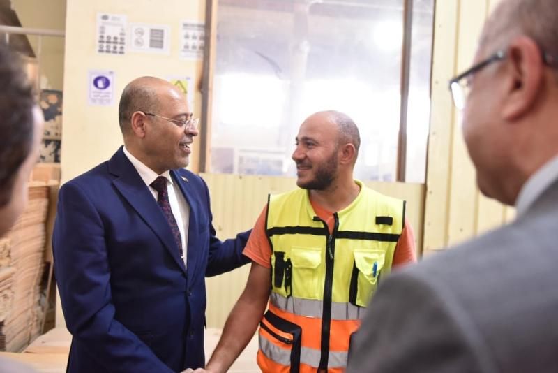 جولات تفقدية لوزير العمل في مصانع شنايدر وارسيلور ميتال وفيوتشر وفريش اليكتريك...