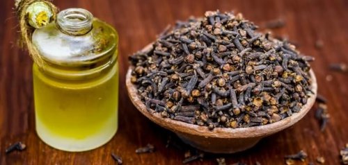 حتى لو عمرك 70 سنة.. ضعي زيت الزيتون مع القرنفل ليلة واحدة في هذا المكان وهتتصدمي من النتيجة