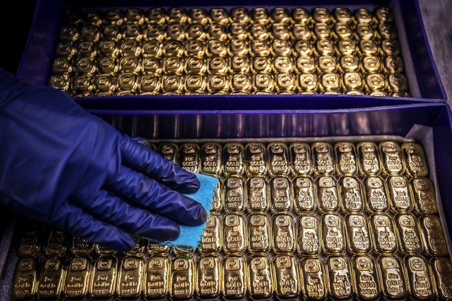 أسعار الذهب المحلية تواصل تراجعها وعيار 21 يسجل 7110 جنيهات