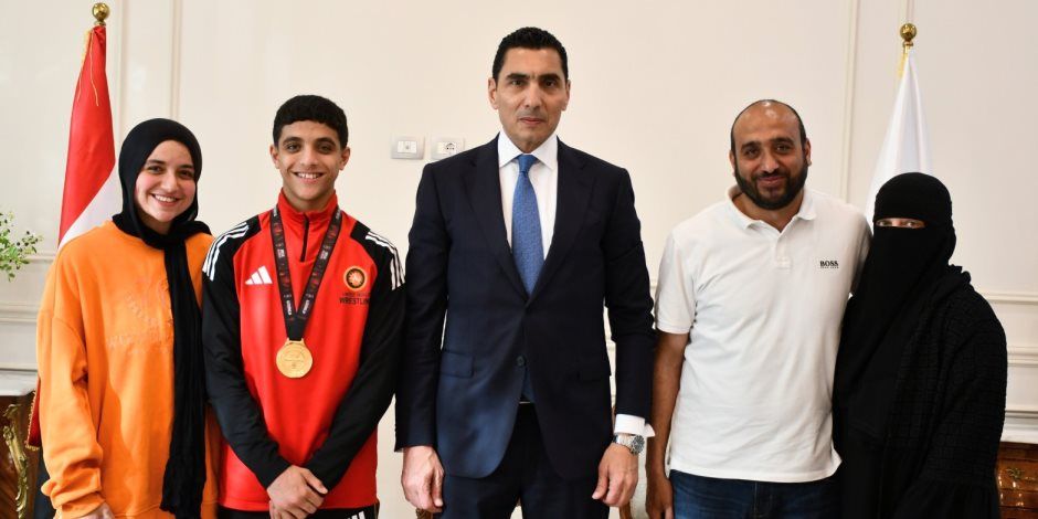 من منصات المشروع القومي للموهبة إلى التتويج القاري.. وزير الشباب والرياضة يستقبل "ترند الذهب" عبد الله حسونة بعد تألقه في بطولة أفريقيا للمصارعة