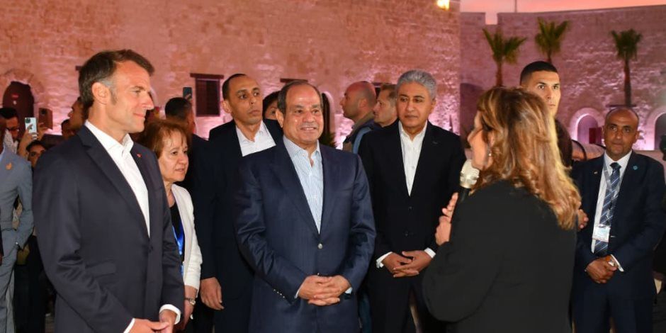 الرئيس السيسي يصطحب ماكرون في جولة بقلعة قايتباي بالإسكندرية (فيديو)