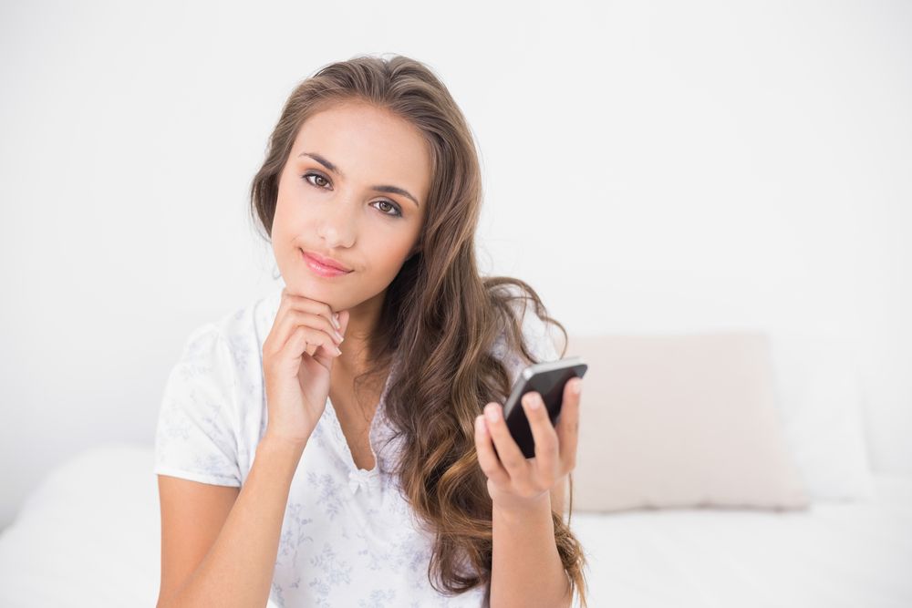 تتصفحين المحتوى السلبي بكثرة؟ خبير من مايو كلينك يشارك نصائحه لحماية صحتكِ النفسية