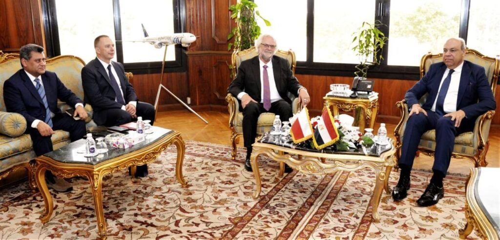 وزير الطيران: كافة التسهيلات لزيادة حركة السياحة من بولندا إلى المقاصد المصرية