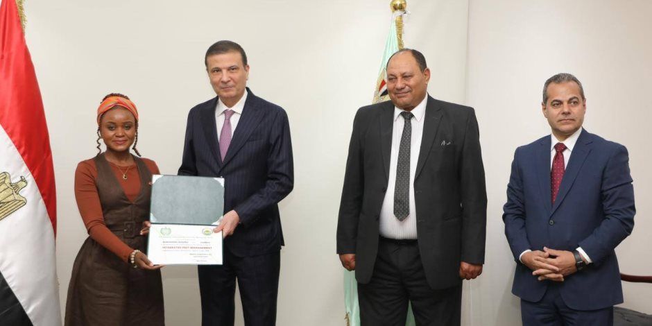 وزير الزراعة يسلم شهادات التخرج لـ 18 مبعوثا من 11 دولة أفريقية وآسيوية