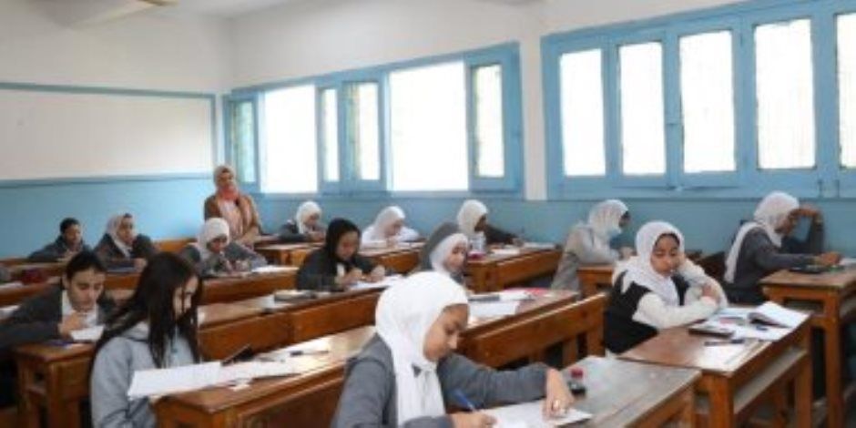 طلاب الإعدادية بالجيزة يؤدون غدا امتحانى الجبر والإحصاء والتربية الدينية
