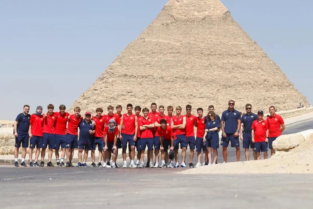 منتخب شباب روسيا يزور أهرامات الجيزة خلال معسكره في القاهرة استعدادًا لمواجهتي مصر