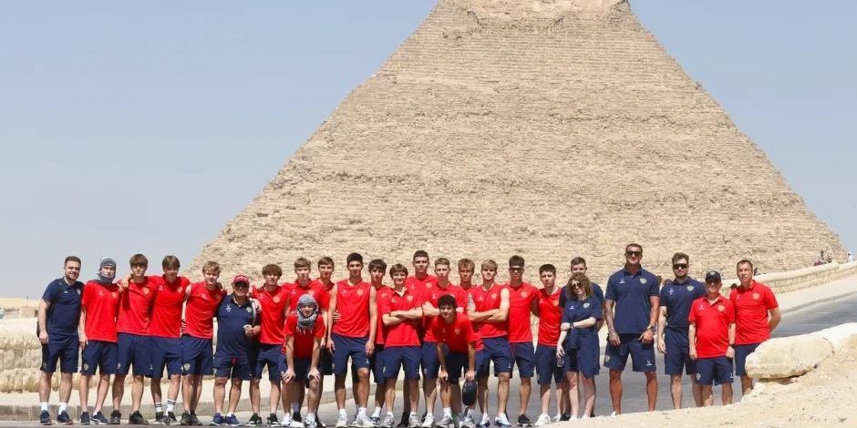 منتخب شباب روسيا يزور أهرامات الجيزة خلال معسكره في القاهرة استعدادًا لمواجهتي مصر