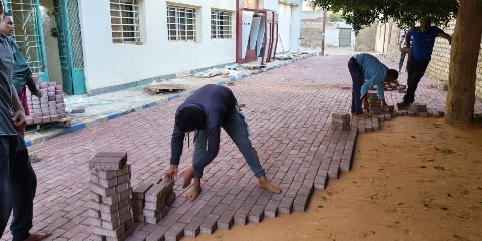 محافظ الجيزة يعلن بدء أعمال تركيب بلاط الإنترلوك بمدينة الباويطي بالواحات البحرية