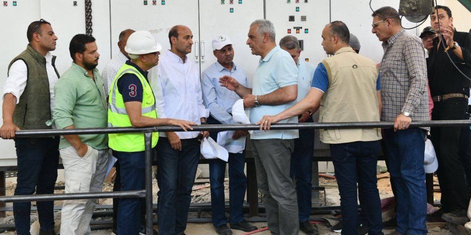 وزير الدولة للإنتاج الحربي يجتمع مع مسئولي شركات المقاولات ويواصل تفقد مشروعات "حياة كريمة" بمحافظة أسيوط