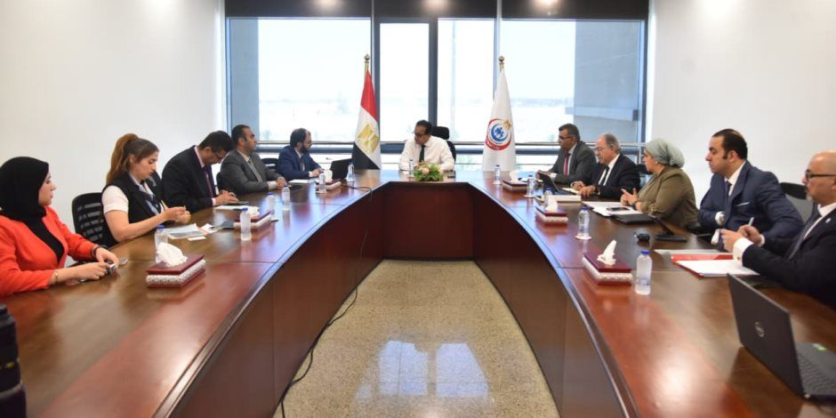 وزير الصحة يبحث مقترح شراكة لإدارة وتشغيل مركز المعايرة والاختبار بمعهد ناصر