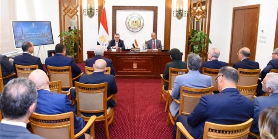 وزير الخارجية يستقبل وزير التخطيط والتنمية الاقتصادية ويعقدان لقاء مع السفراء المنقولين للخارج