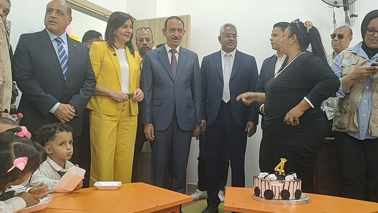 السفيرة نبيلة مكرم تحتفل بعيد ميلاد طفلة فى بناويط على هامش فعاليات قافلة إيد واحدة