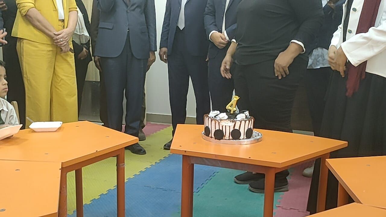 السفيرة نبيلة مكرم تحتفل بعيد ميلاد طفلة فى بناويط على هامش فعاليات قافلة إيد واحدة