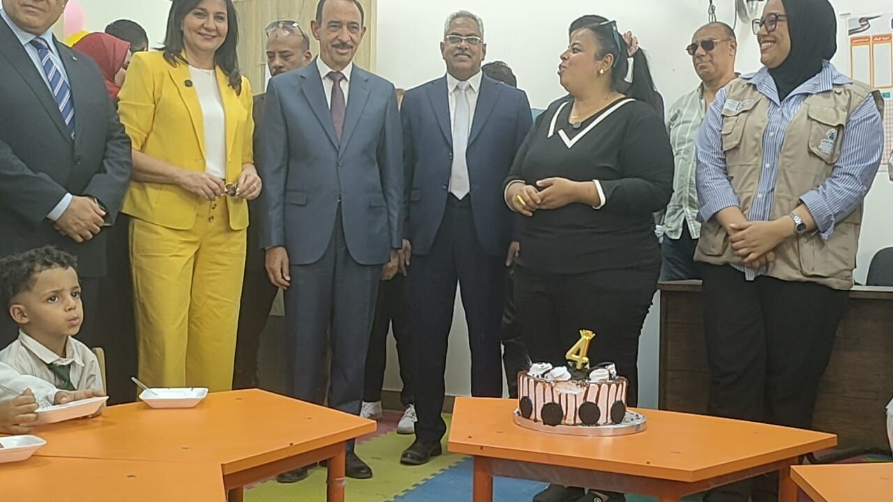 السفيرة نبيلة مكرم تحتفل بعيد ميلاد طفلة فى بناويط على هامش فعاليات قافلة إيد واحدة
