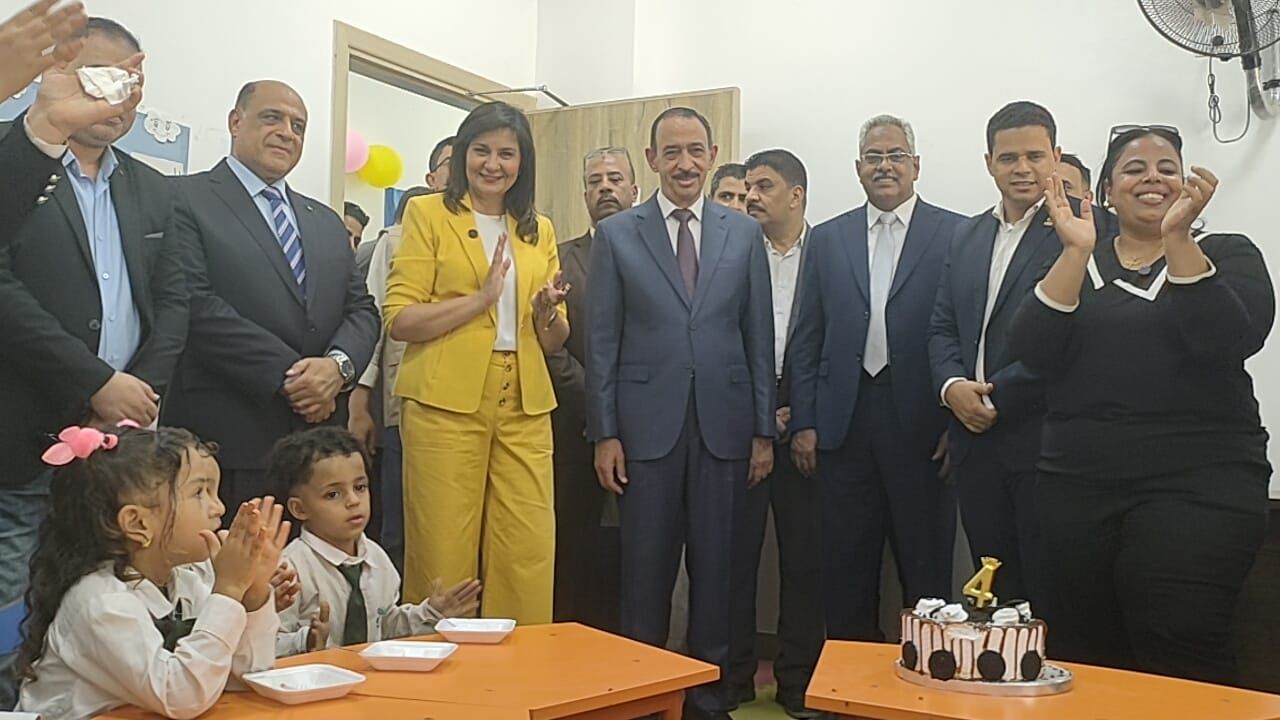 السفيرة نبيلة مكرم تحتفل بعيد ميلاد طفلة فى بناويط على هامش فعاليات قافلة إيد واحدة