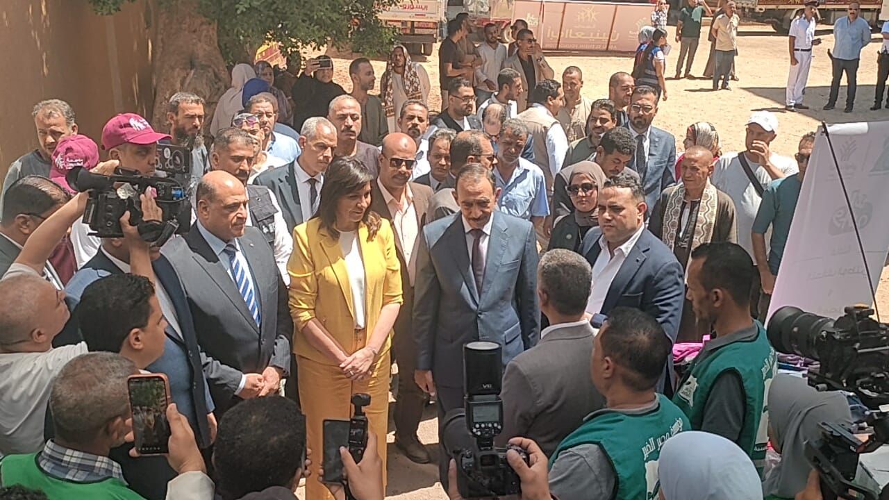 وصول السفيرة نبيلة مكرم ومحافظ سوهاج لتفقد قافلة "إيد واحدة" فى بناويط (صور)