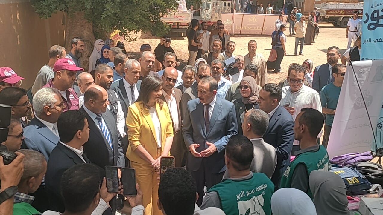 وصول السفيرة نبيلة مكرم ومحافظ سوهاج لتفقد قافلة "إيد واحدة" فى بناويط (صور)