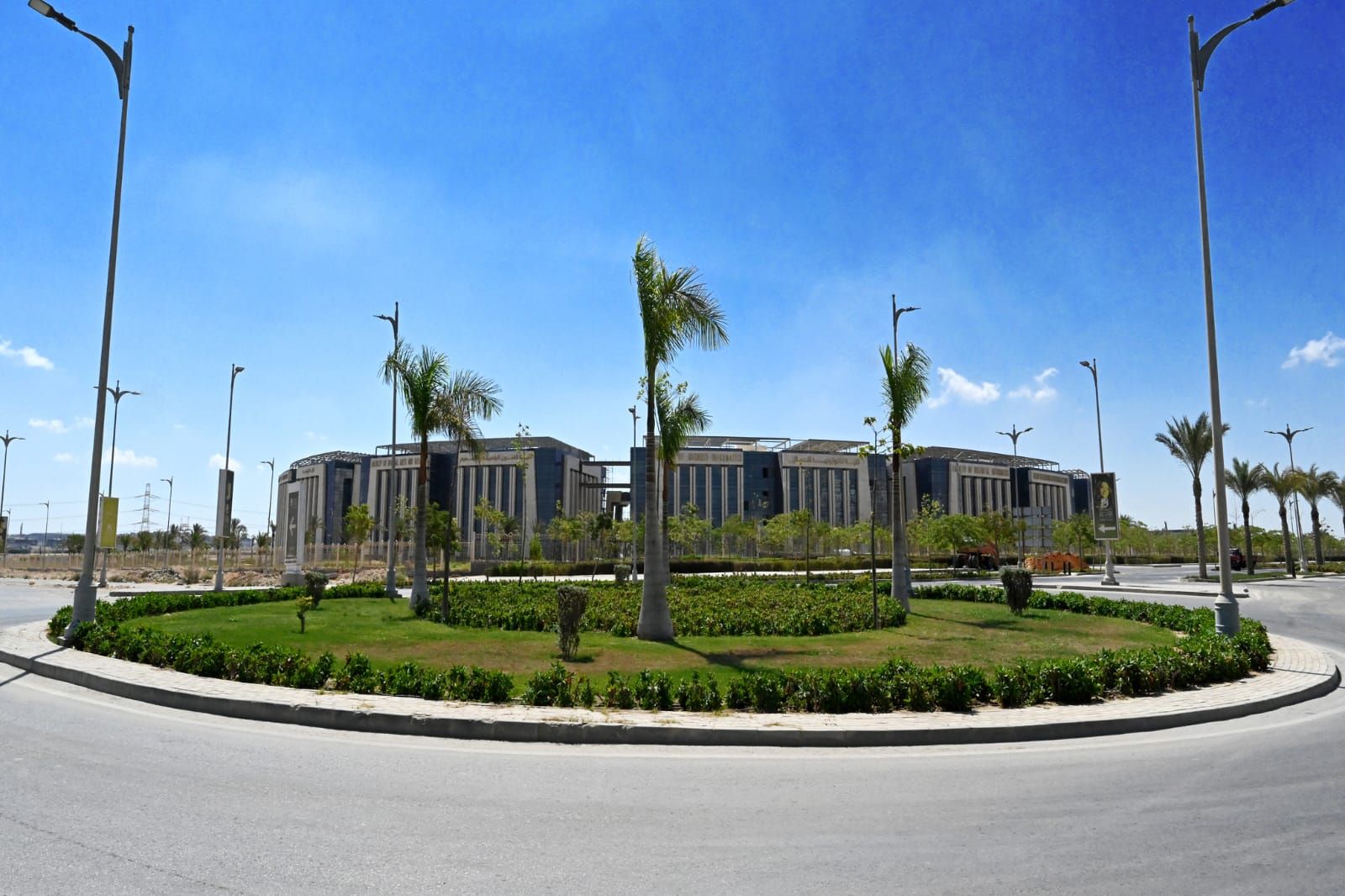 وزيرة الإسكان تتابع الموقف التنفيذي وآخر مستجدات عدد من المشروعات والخدمات بالعاصمة الجديدة