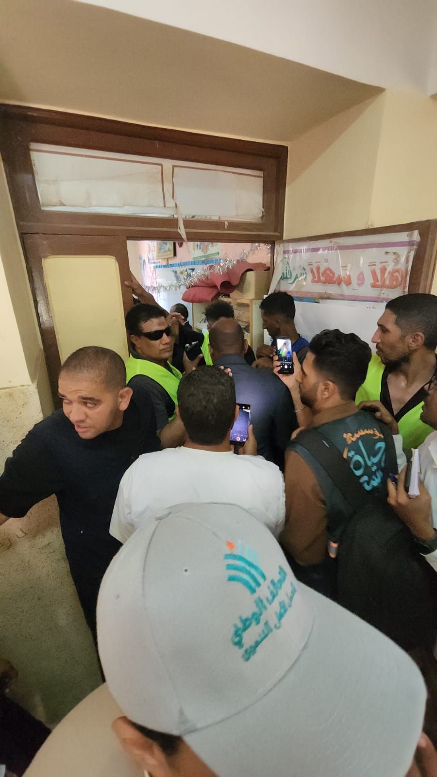 نبيلة مكرم ومحافظ الأقصر يتابعان قافلة التحالف الوطنى بقرية المهيدات.. صور