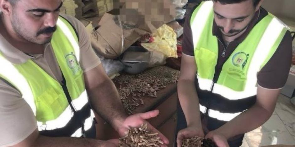 ضبط 600 كيلو بن مغشوش بـ«نواة البلح» قبل وصولها للمواطنين في الغربية