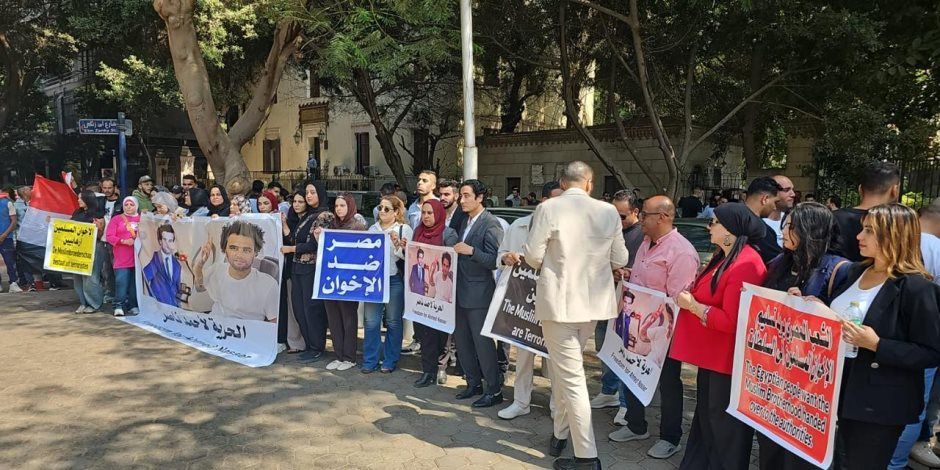 مظاهرات أمام السفارة الهولندية في القاهرة تنديدًا بالقبض على أحمد ناصر - (صور)