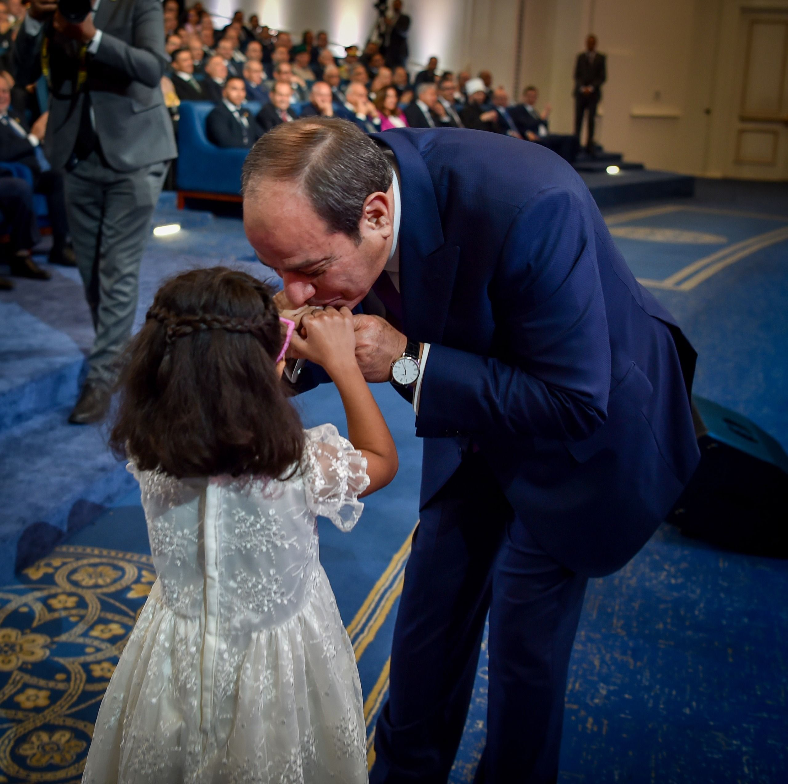 فخامة الرئيس السيسي يُقبّل يد الطفلة تاليا خلال الحفل الختامي لمنتدى مصر 2026