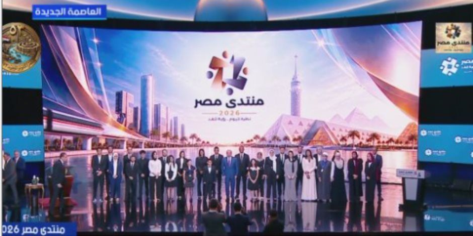 فخامة الرئيس السيسي يكرم عددا من النوابغ المصريين ويلتقط صورة تذكارية معهم
