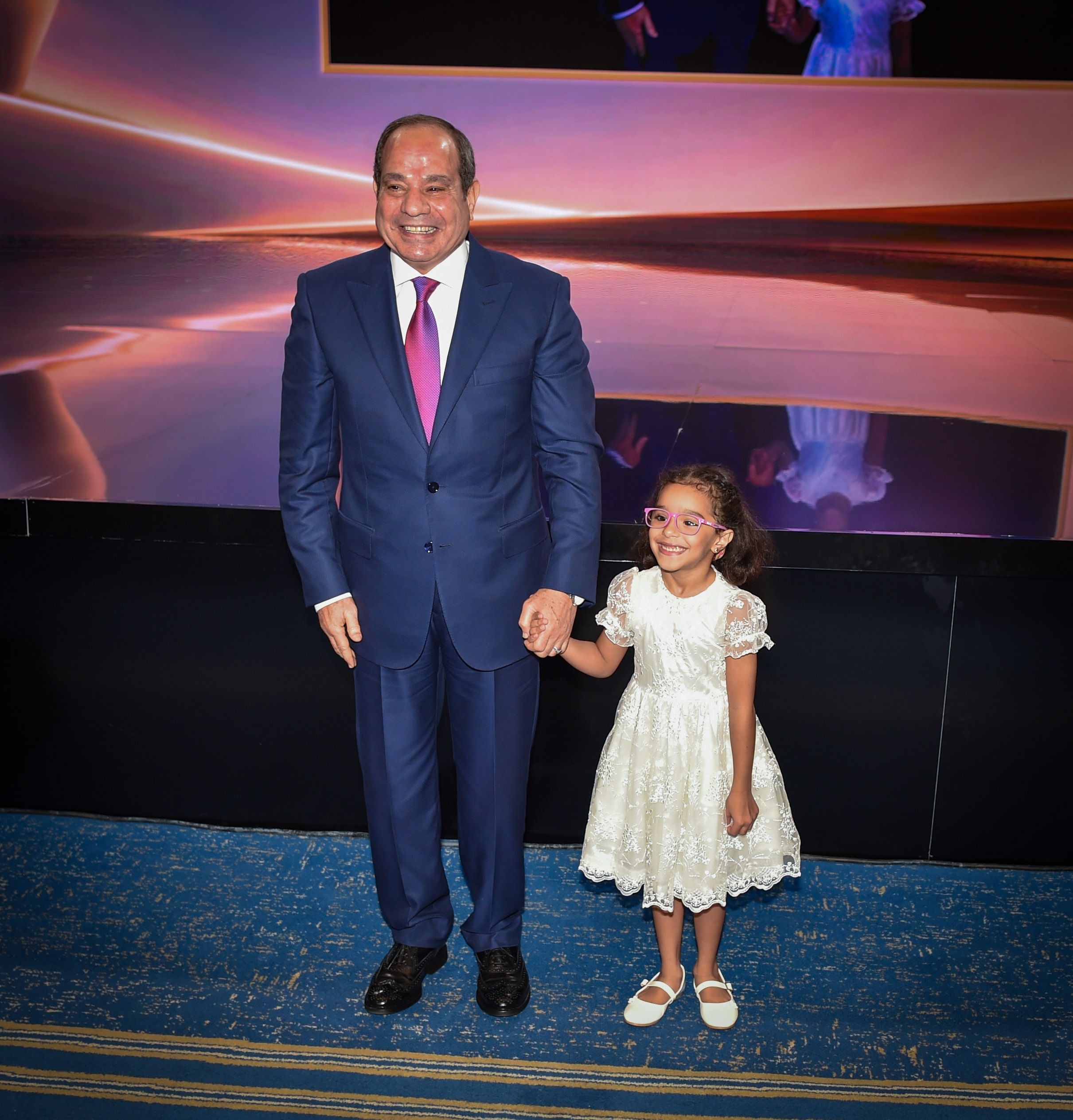 فخامة الرئيس السيسي يُقبّل يد الطفلة تاليا خلال الحفل الختامي لمنتدى مصر 2026