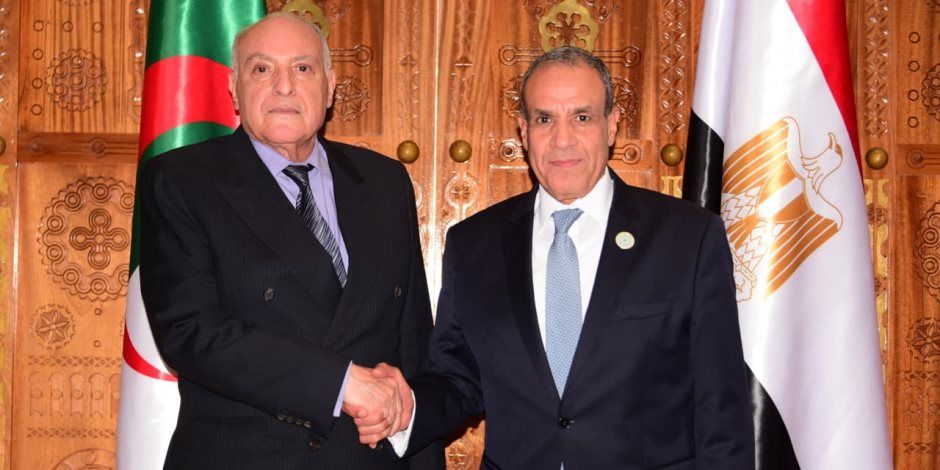 وزير الخارجية يبحث مع نظيره الجزائري دفع التعاون الثنائي والتنسيق إزاء القضايا الإقليمية